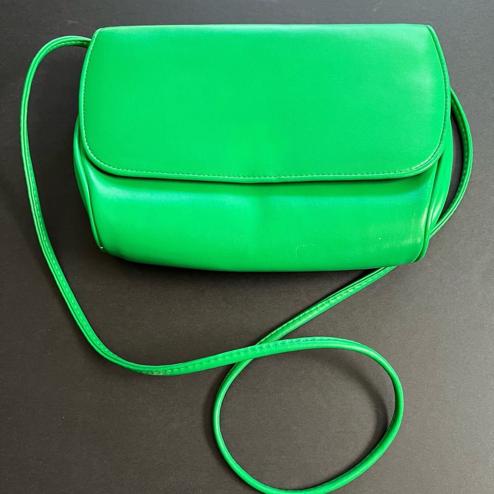 Beautiful Green handbag, snap closure, cross-body strap